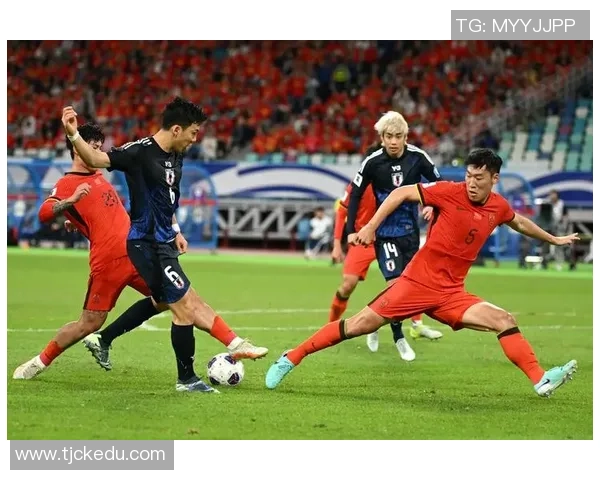 足球明星穿破鞋的真实瞬间展现运动员不屈精神与拼搏毅力